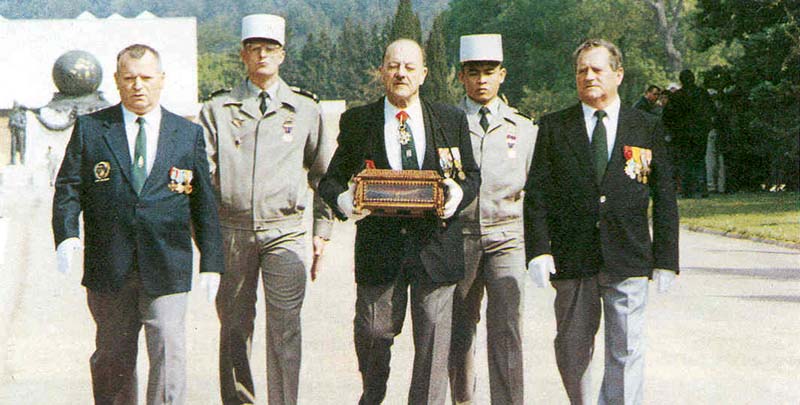 Camerone 1991 : le Colonel Jaluzot porte la main du Capitaine Danjou à Aubagne