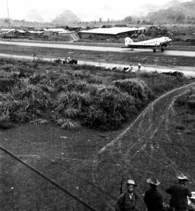 Un dakota se pose à Na-San