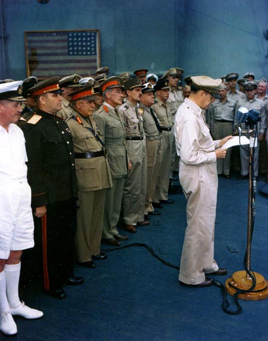 Le Général Mc Arthur lit l'acte de capitulation