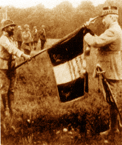 Le drapeau du R.M.L.E. reçoit la fourragère des mains du Général Pétain